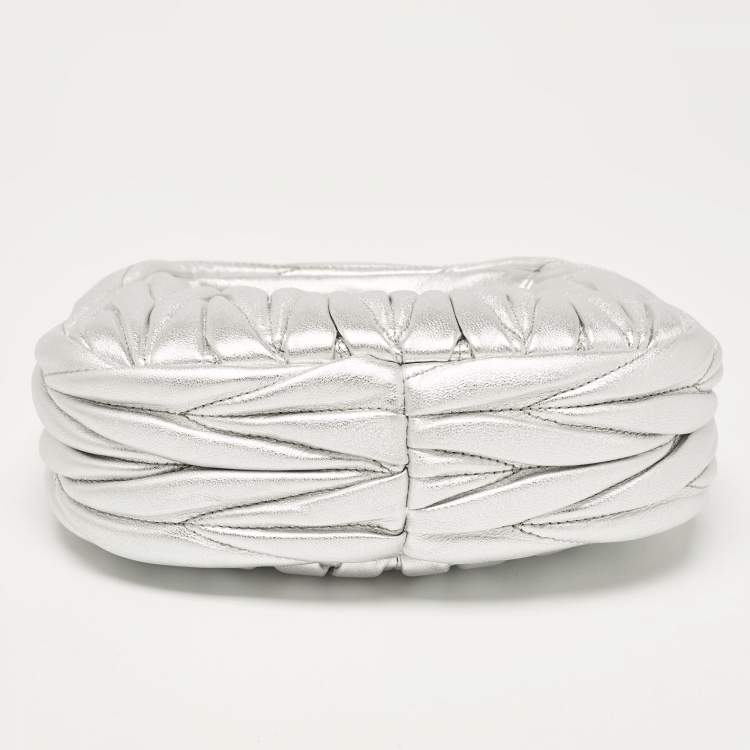 مملوكة مسبقًا Miu Miu Silver Matelassé Leather Wander Hobo
