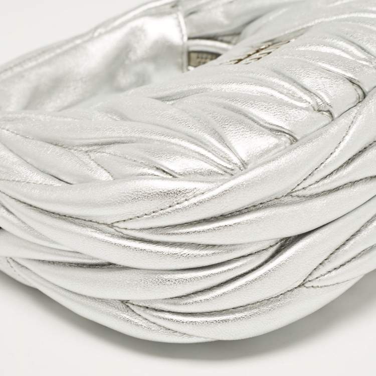 مملوكة مسبقًا Miu Miu Silver Matelassé Leather Wander Hobo