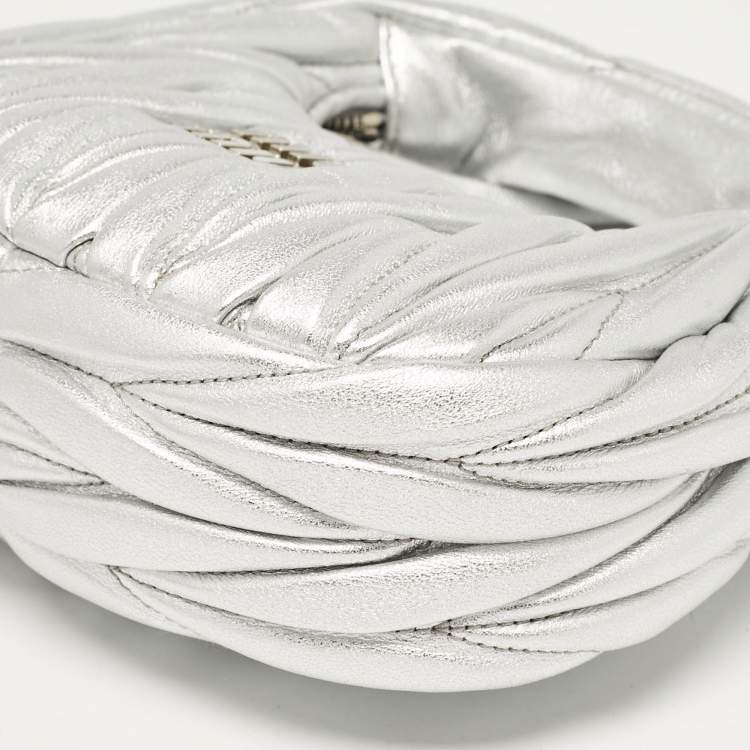 مملوكة مسبقًا Miu Miu Silver Matelassé Leather Wander Hobo