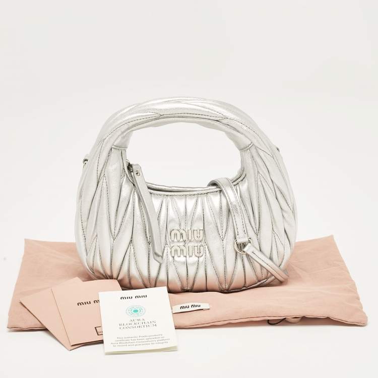 مملوكة مسبقًا Miu Miu Silver Matelassé Leather Wander Hobo