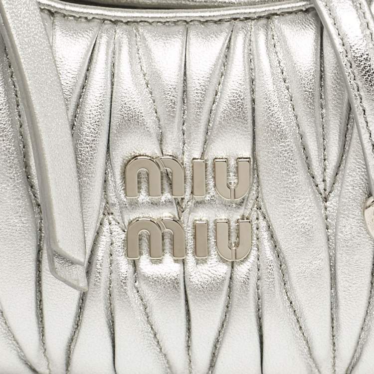 مملوكة مسبقًا Miu Miu Silver Matelassé Leather Wander Hobo
