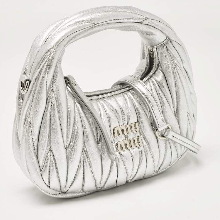 مملوكة مسبقًا Miu Miu Silver Matelassé Leather Wander Hobo