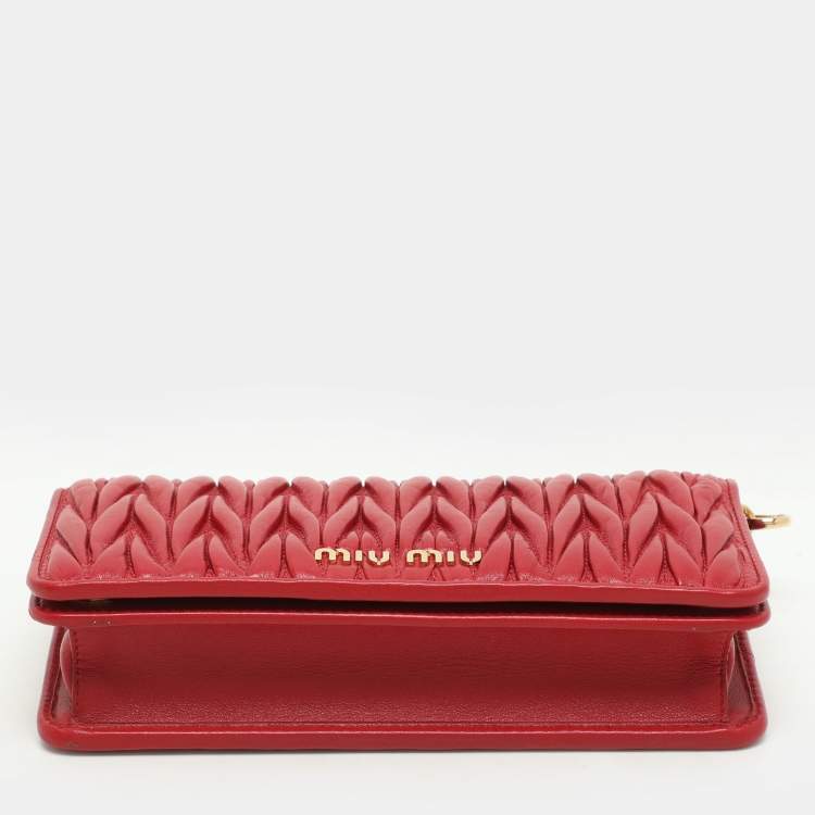 مملوكة مسبقًا Miu Miu Red Matelassé Leather Wallet On Chain