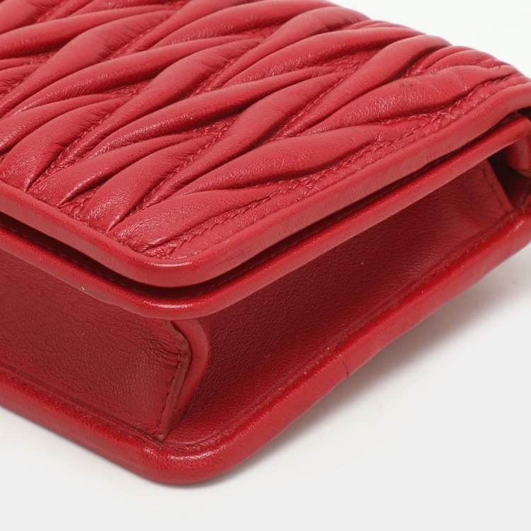 مملوكة مسبقًا Miu Miu Red Matelassé Leather Wallet On Chain