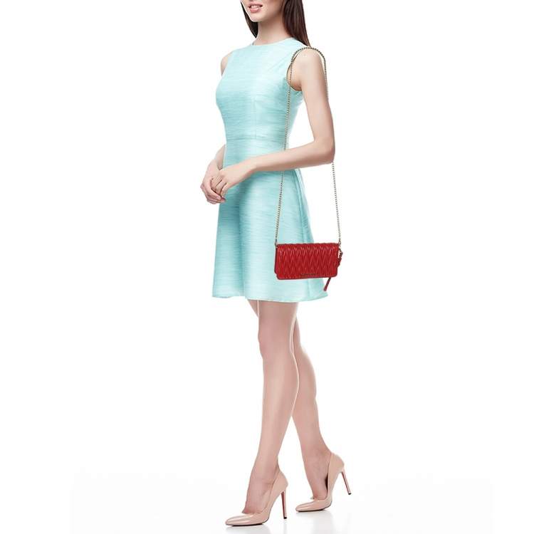 مملوكة مسبقًا Miu Miu Red Matelassé Leather Wallet On Chain