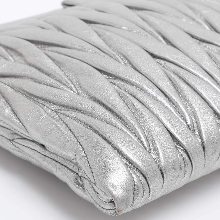 Pre Owned Miu Miu Metallic Silver Matelasse Leather Clutch