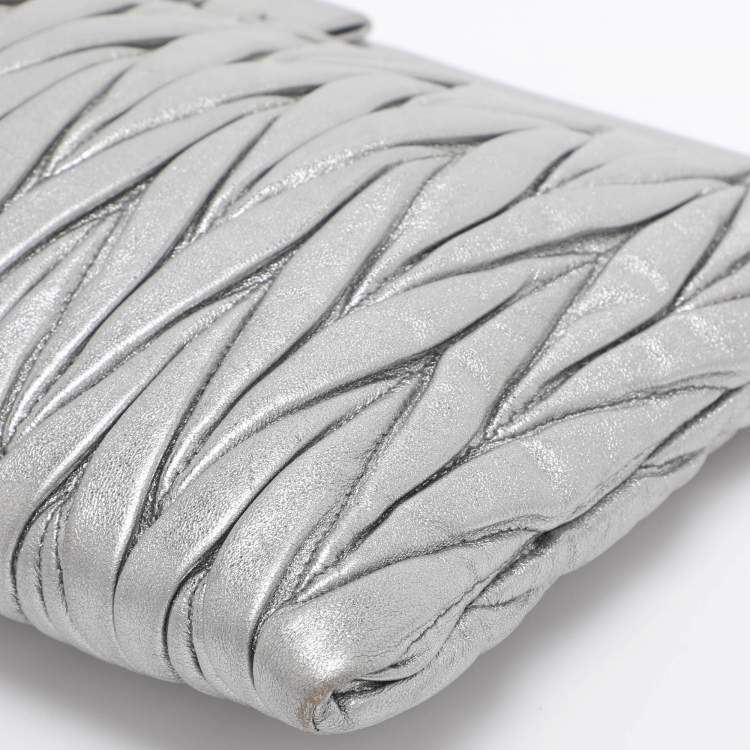 Pre Owned Miu Miu Metallic Silver Matelasse Leather Clutch