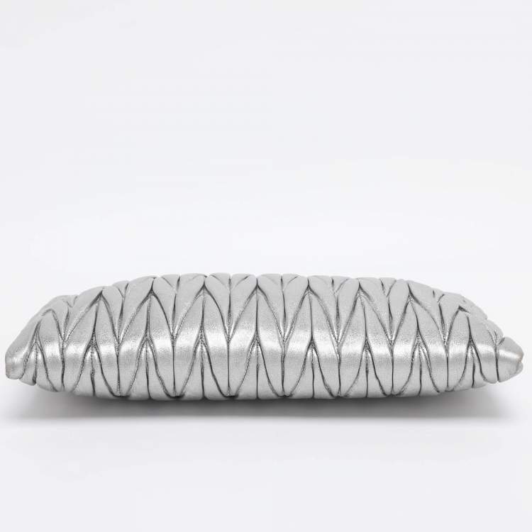 Pre Owned Miu Miu Metallic Silver Matelasse Leather Clutch