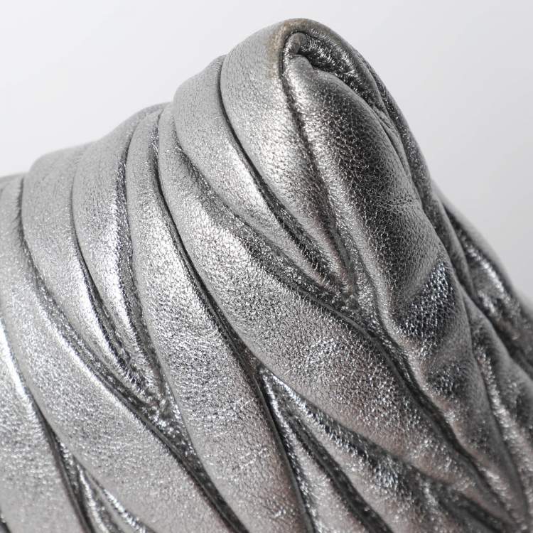 Pre Owned Miu Miu Metallic Silver Matelasse Leather Clutch