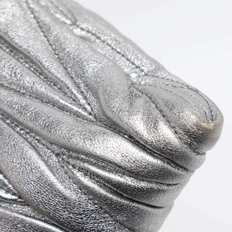 Pre Owned Miu Miu Metallic Silver Matelasse Leather Clutch