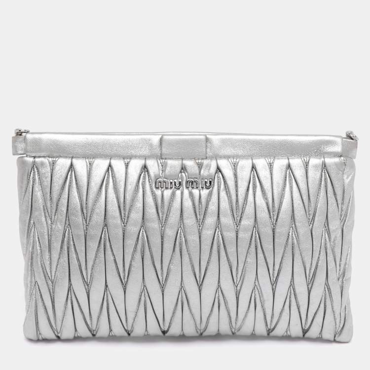 Pre Owned Miu Miu Metallic Silver Matelasse Leather Clutch
