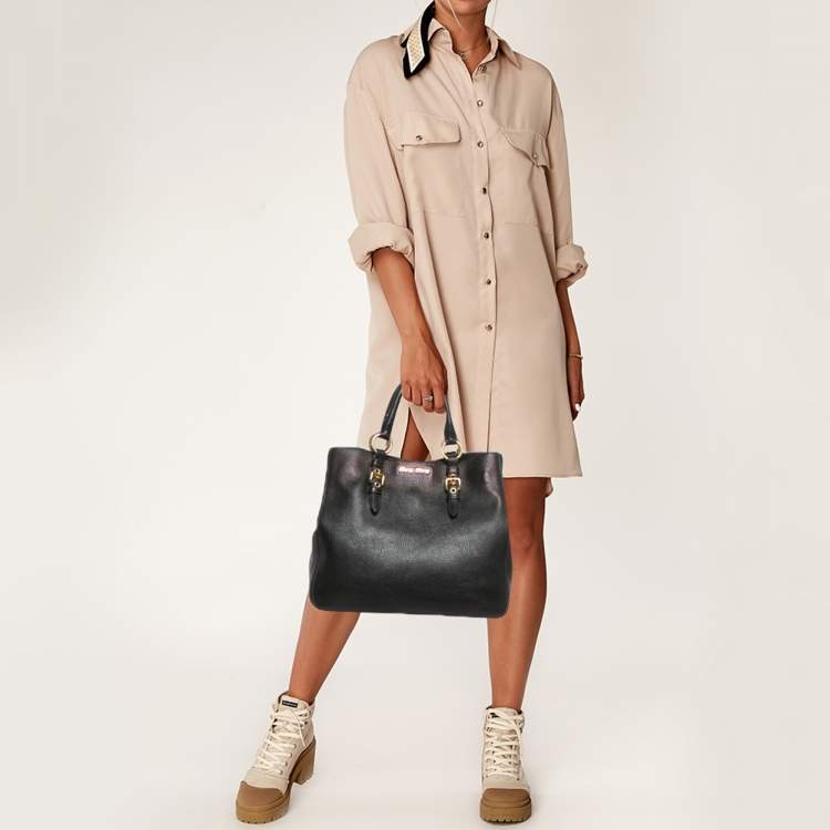 مملوكة مسبقًا Miu Miu Buckle Black Leather Madras Tote