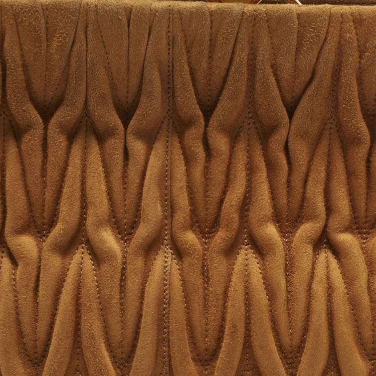 مملوكة مسبقًا Miu Miu Kisslock Frame Brown Matelassé Suede Clutch