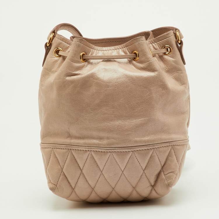 مملوكة مسبقًا Miu Miu Beige Vitello Shine Leather Drawstring Bucket Bag