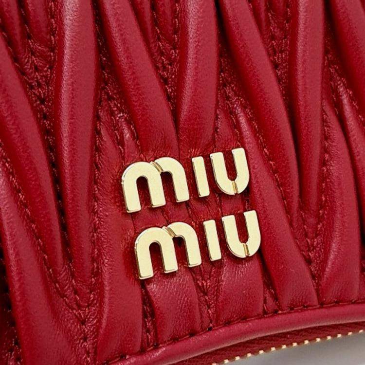 مملوكة مسبقًا Miu Miu Red Leather Matrasse Glasses Pouch (5RA015)