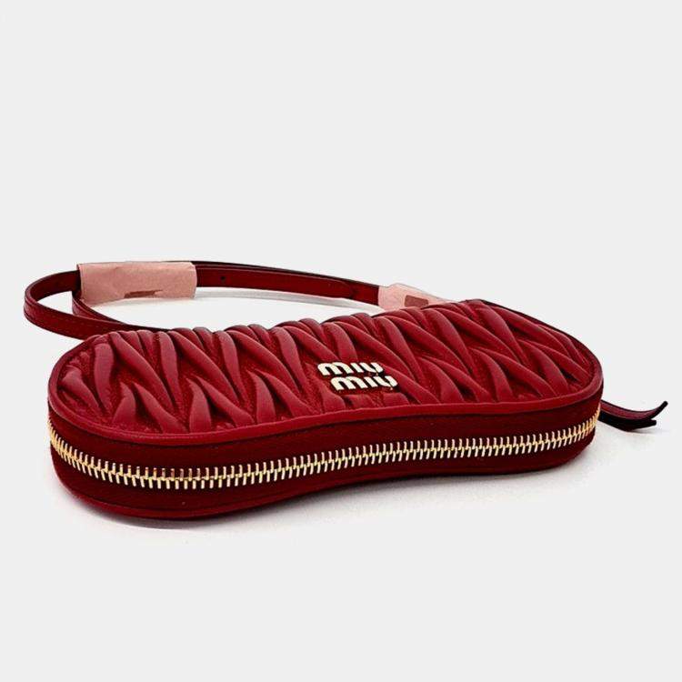 مملوكة مسبقًا Miu Miu Red Leather Matrasse Glasses Pouch (5RA015)