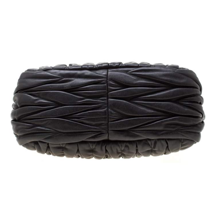 مملوك ة مسبقًا Miu Miu Black Matelasse Leather Sacca 2 Hobo