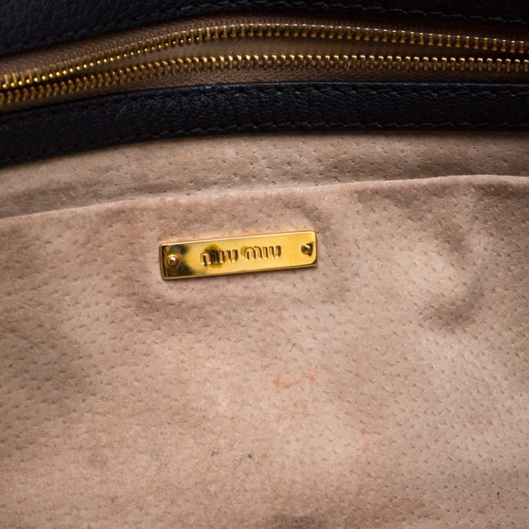 مملوكة مسبقًا Miu Miu Dark Grey Leather Clutch