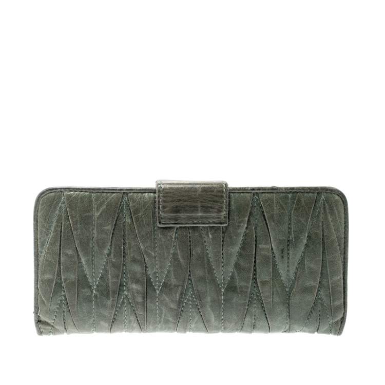 Pre Owned Miu Miu Green Matelasse Leather Clasp Lock Wallet