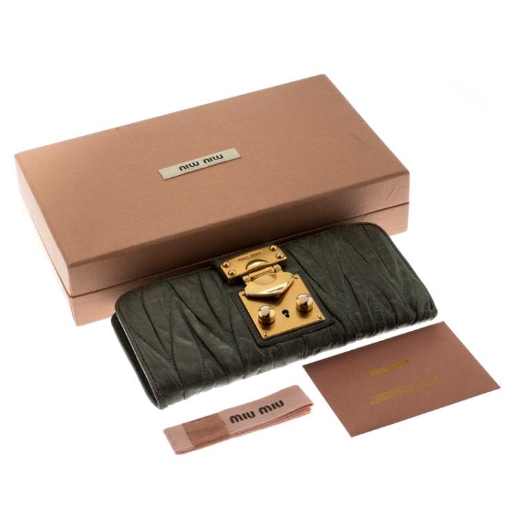Pre Owned Miu Miu Green Matelasse Leather Clasp Lock Wallet