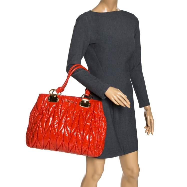Pre Owned Miu Miu Coral Textured Patent Leather Tote 