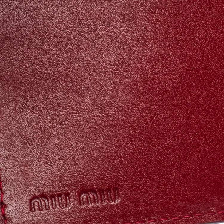 مملوكة مسبقًا Miu Miu Red Patent Leather Trifold Wallet