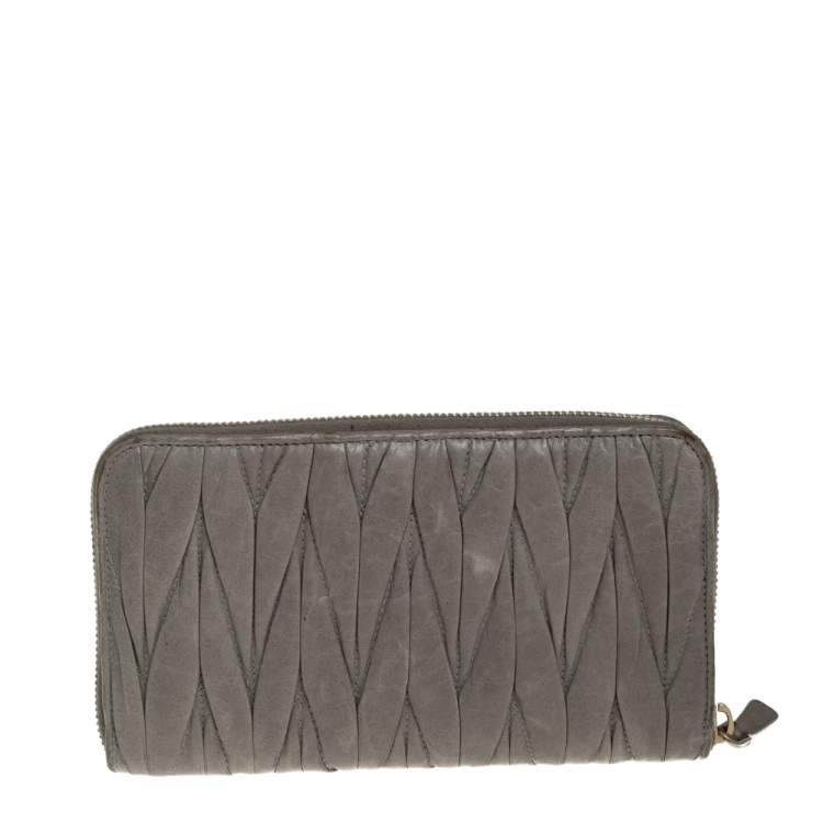 Pre Owned Miu Miu Avocado Green Matelassé Leather Zip Around Wallet