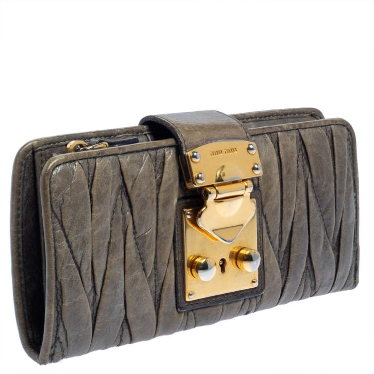 Pre Owned Miu Miu Grey Matelassé Leather Clasp Lock Wallet