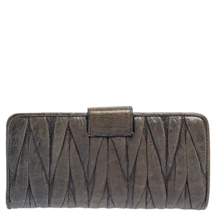 Pre Owned Miu Miu Grey Matelassé Leather Clasp Lock Wallet