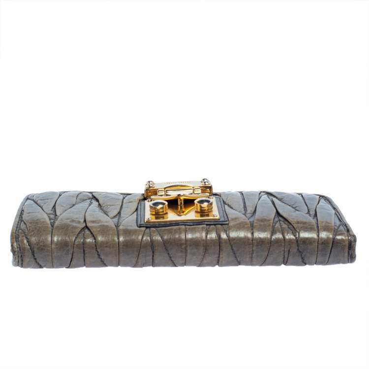 Pre Owned Miu Miu Grey Matelassé Leather Clasp Lock Wallet