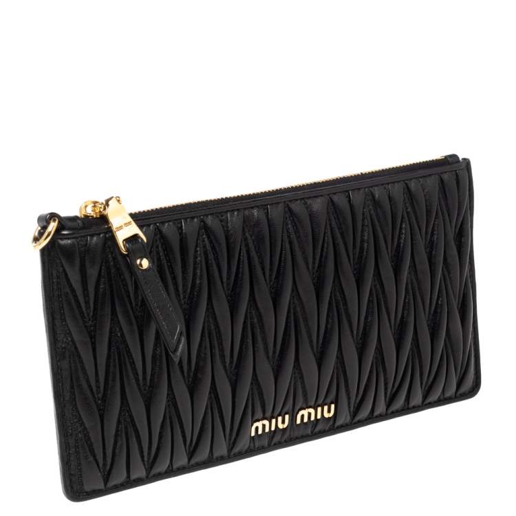مملوكة مسبقًا Miu Miu Black Matelassé Leather Zipper Wallet