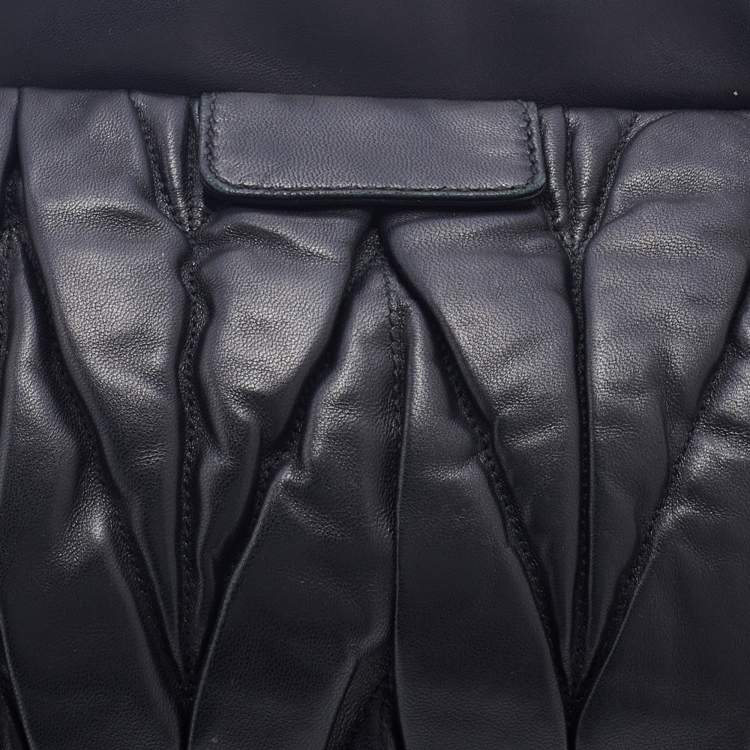 مملوكة مسبقًا Miu Miu Black Matelasse Leather Clutch
