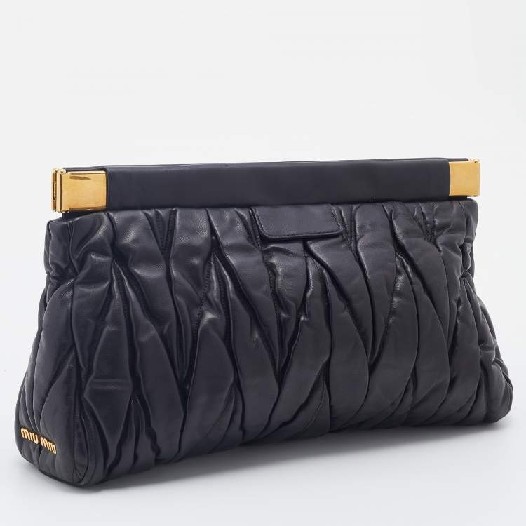 مملوكة مسبقًا Miu Miu Black Matelasse Leather Clutch