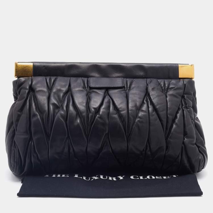 مملوكة مسبقًا Miu Miu Black Matelasse Leather Clutch