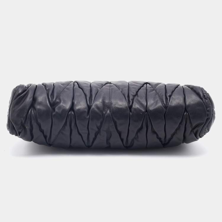 مملوكة مسبقًا Miu Miu Black Matelasse Leather Clutch