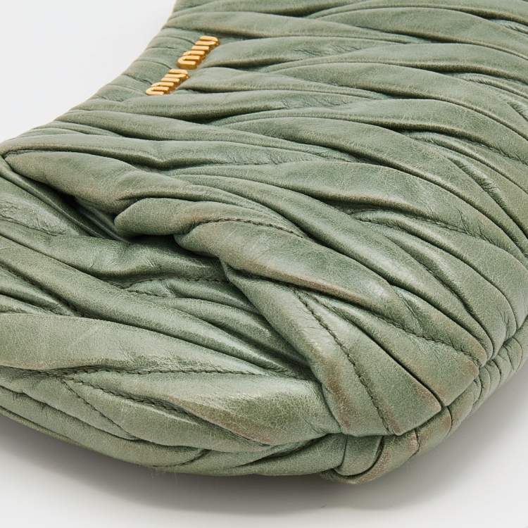 مملوكة مسبقًا Miu Miu Green Matelassé Leather Wristlet Clutch