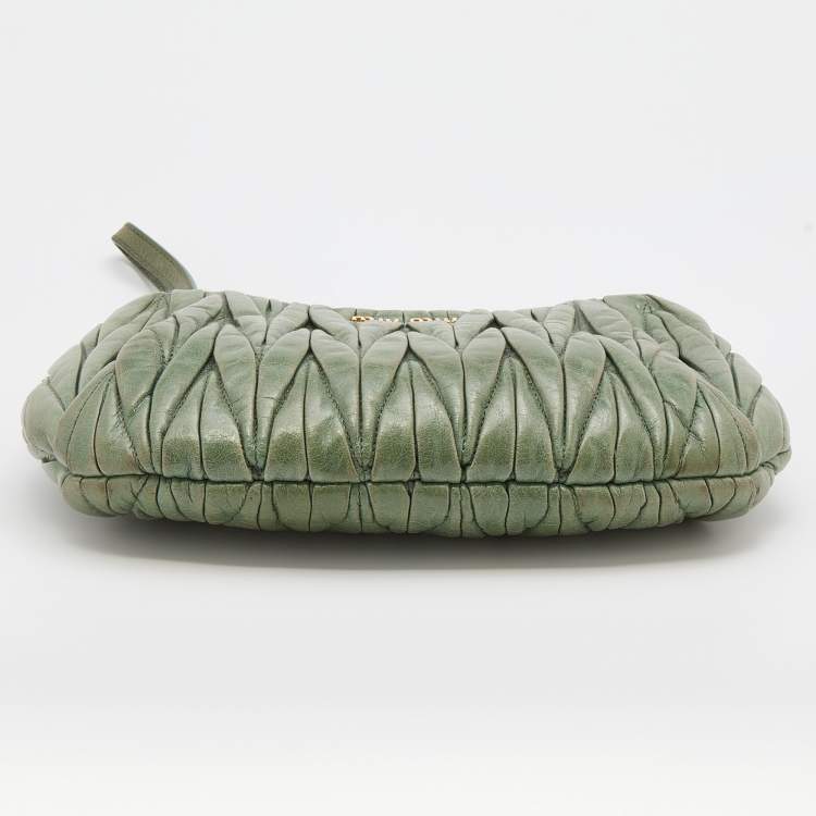 مملوكة مسبقًا Miu Miu Green Matelassé Leather Wristlet Clutch