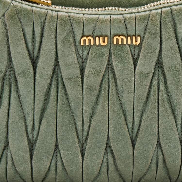مملوكة مسبقًا Miu Miu Green Matelassé Leather Wristlet Clutch