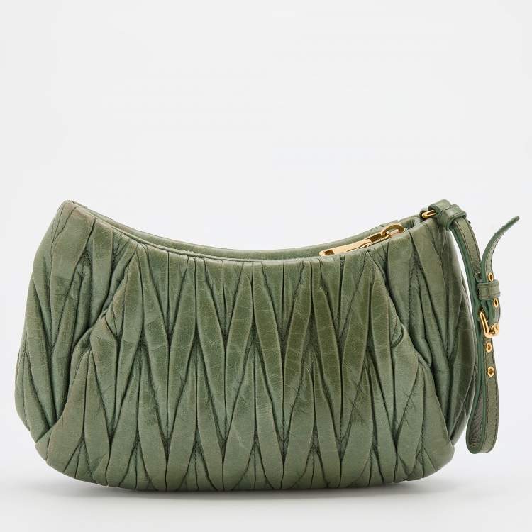 مملوكة مسبقًا Miu Miu Green Matelassé Leather Wristlet Clutch