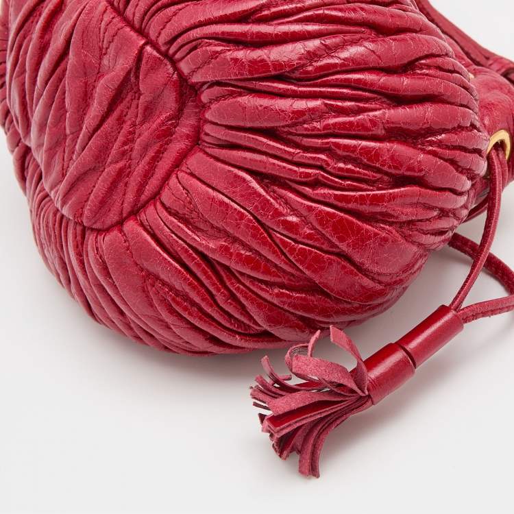 Pre Owned Miu Miu Red Leather Matelassé Bucket Bag