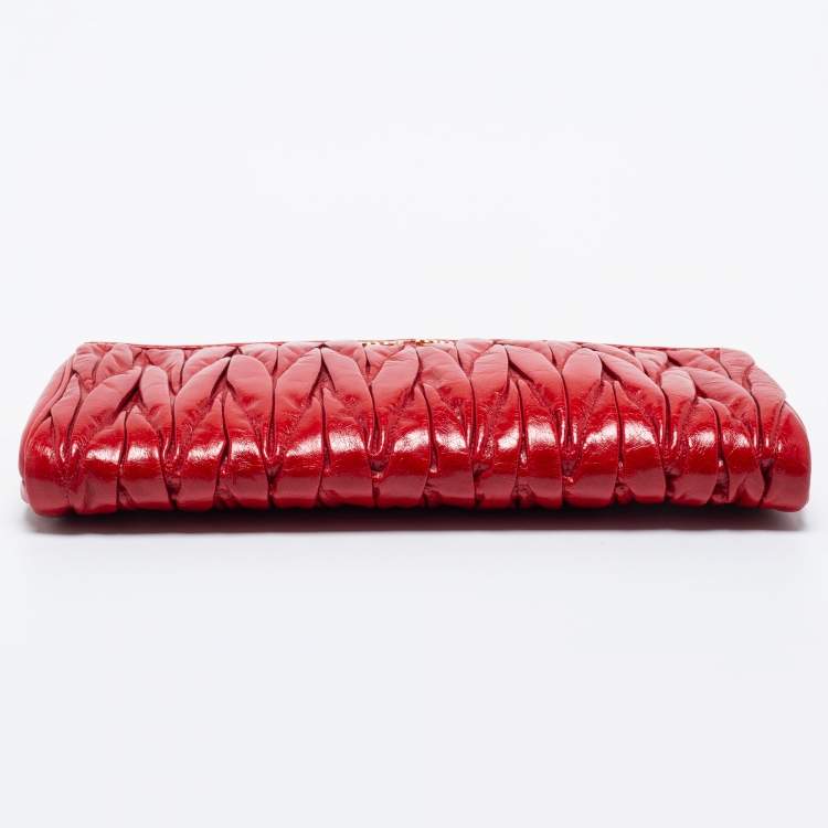 Pre Owned Miu Miu Red Matelassé Leather Zip Clutch