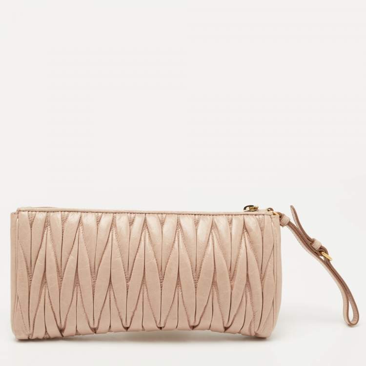 Pre Owned Miu Miu Pink Matelassé Leather Wristlet Clutch