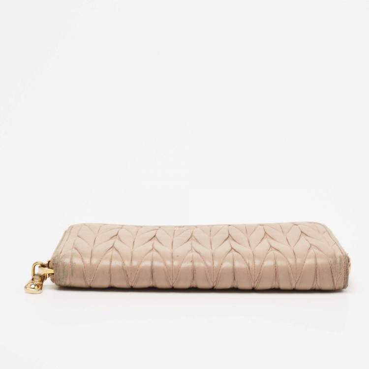 Pre Owned Miu Miu Beige Matelassé Leather Zip Around Wallet