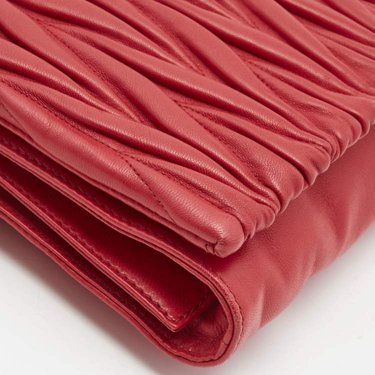 مملوكة مسبقًا Miu Miu Red Matelasse Leather Shoulder Bag