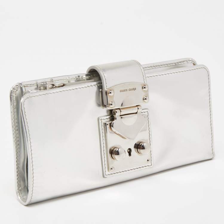 Pre Owned Miu Miu Silver Leather Pushlock Continental Wallet