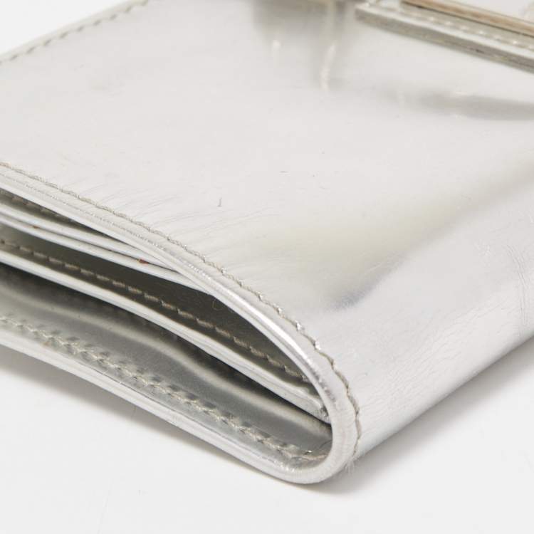 Pre Owned Miu Miu Silver Leather Pushlock Continental Wallet