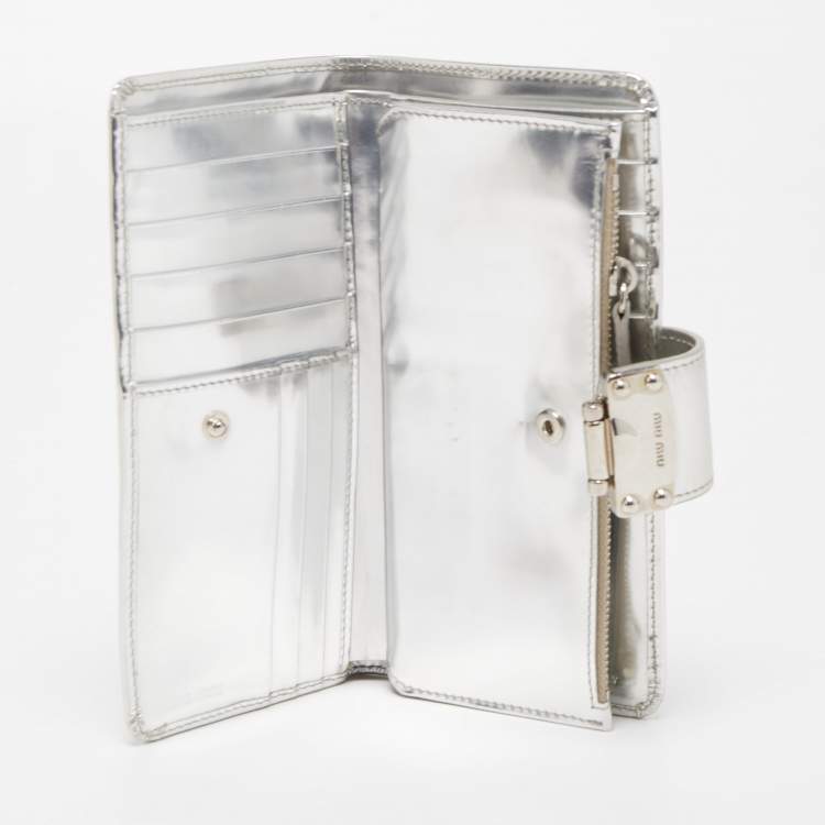 Pre Owned Miu Miu Silver Leather Pushlock Continental Wallet