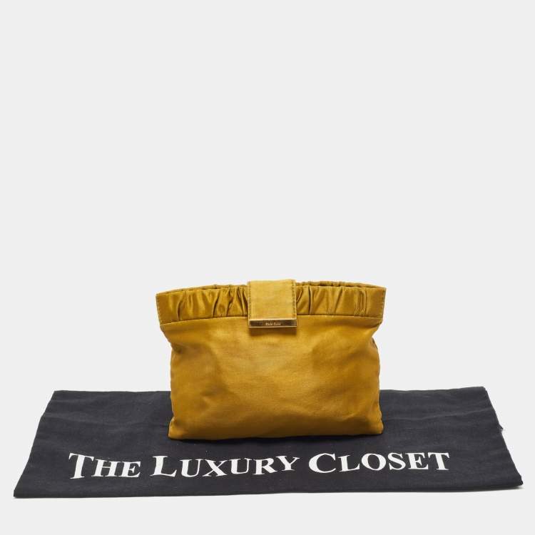 مملوكة مسبقًا Miu Miu Olive Green Pleated Satin Clutch