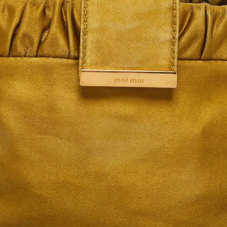 مملوكة مسبقًا Miu Miu Olive Green Pleated Satin Clutch