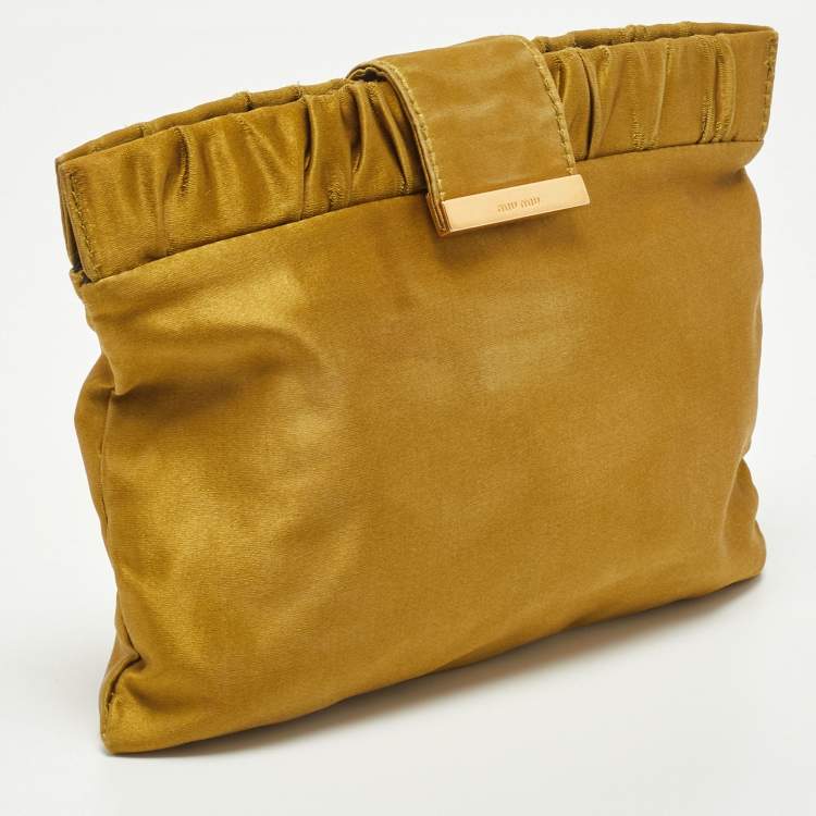 مملوكة مسبقًا Miu Miu Olive Green Pleated Satin Clutch